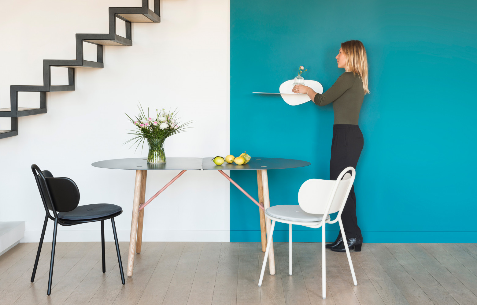 Chaise Swim et table Amaryllis, deux des premières créations de Margaux Keller pour Bibelo.
