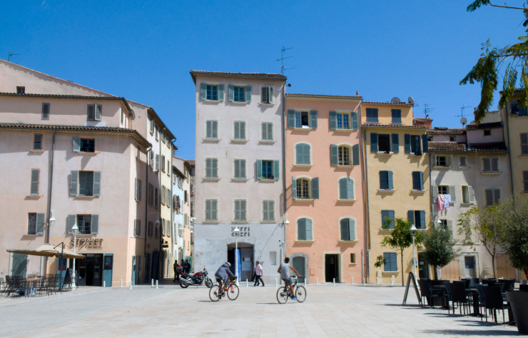Le centre historique de Toulon se déploie autour de la place de l’Équerre où, en mai dernier, la rue des Arts fut inaugurée avec moult festivités.