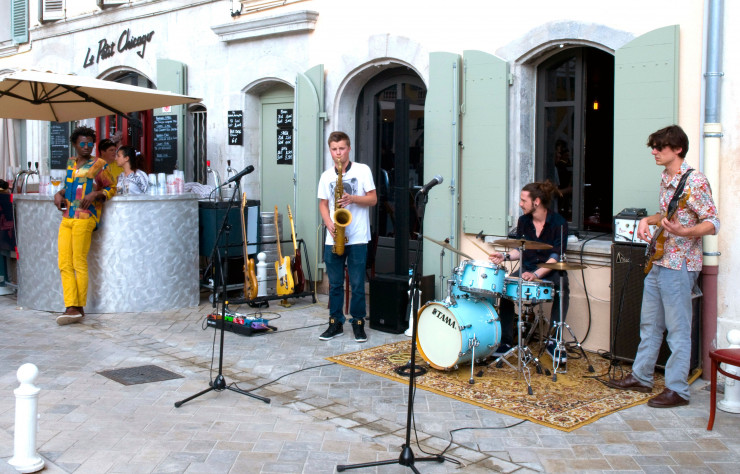 Sur la place, Le Petit Chicago, piano-bar mais aussi restaurant, distille une ambiance jazzy.