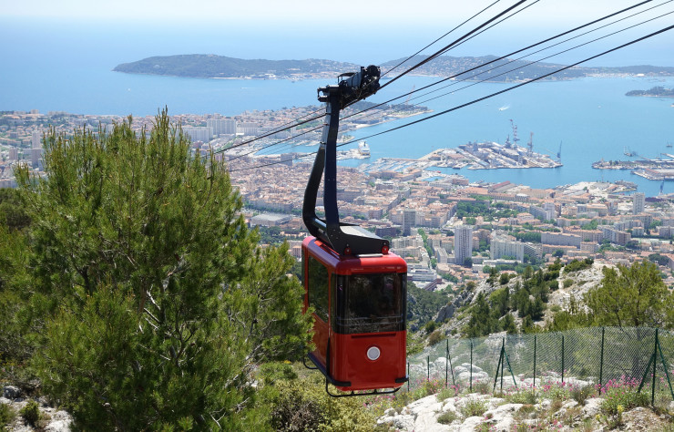 Le téléphérique du mont Faron vous transporte de la mer à la montagne, à 584 m d’altitude. Inauguré en 1959, il est redevenu, sous l’impulsion du maire, Hubert Falco, très fréquenté.