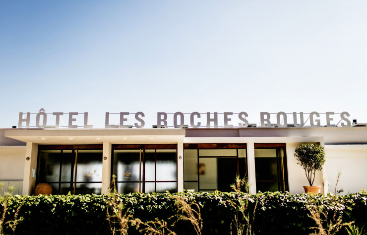 Les Roches Rouges, une architecture moderniste posée face à la mer, entre pins et tamaris, pour une échappée au tempo méditerranéen.
