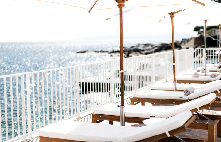 Une invitation à la sieste dehors, mais à l’ombre du soleil provençal dans un décor conçu par le duo d’architectes Festen.