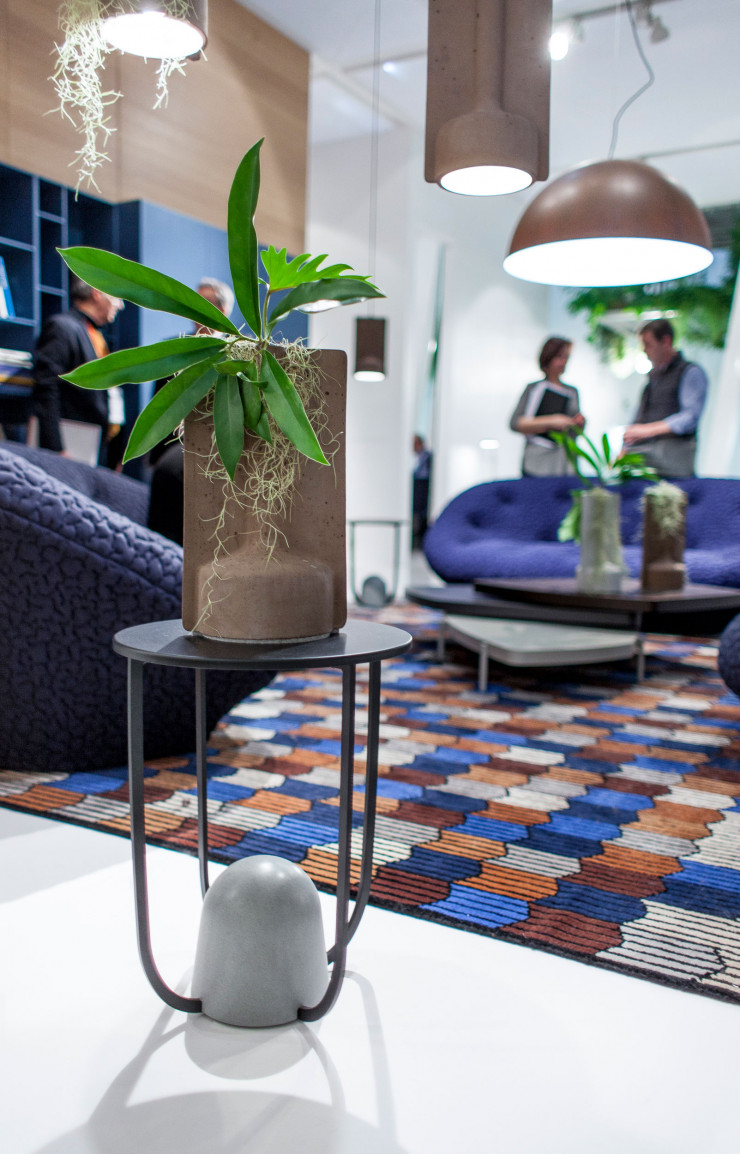 Chez Ligne Roset, la petite table « W8 » avec son pied en grès italien.