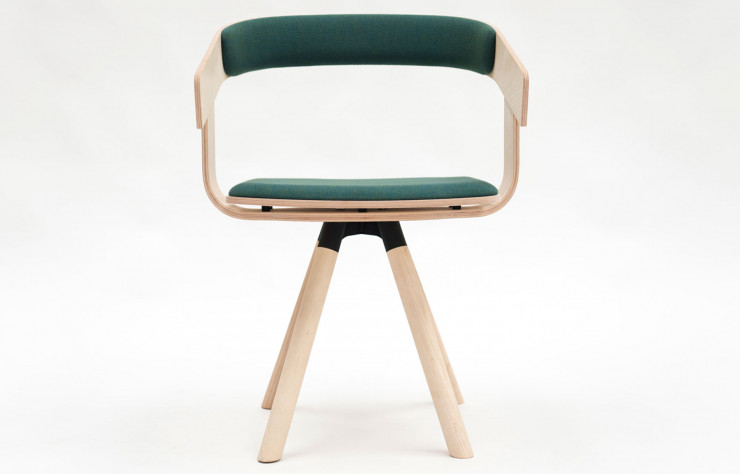 La chaise « BuzziFloat » (2016) s’inscrit dans une longue collaboration entre Alain Gilles et ce grand nom belge du monde du bureau, BuzziSpace.