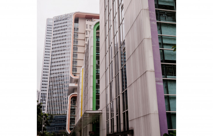 Les façades colorées très seventies du nouvel hôpital pour les femmes et enfants, dans le district de Zhujiang.