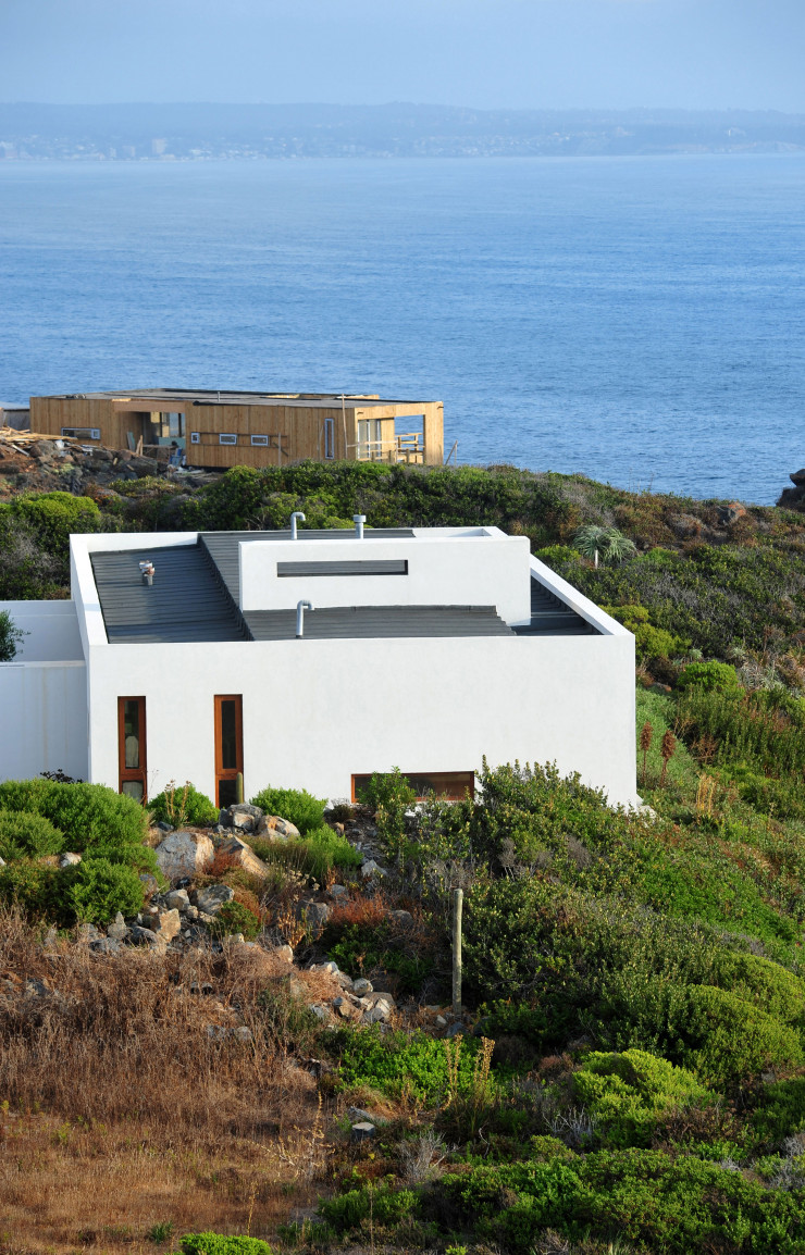 L’architecte Nicolás Lipthay Allen (cabinet L2C) fut l’un des premiers à construire une maison à Tunquén. Son rectangle de béton blanc posé à fleur de falaise se veut un refuge contemplatif contemporain.