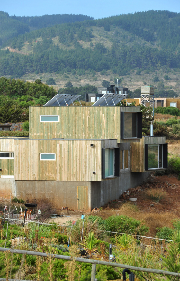 Afin de faire baisser les coûts, le cabinet Riesco + Rivera Arquitectos dispose ses modules préconstruits selon les envies des clients.