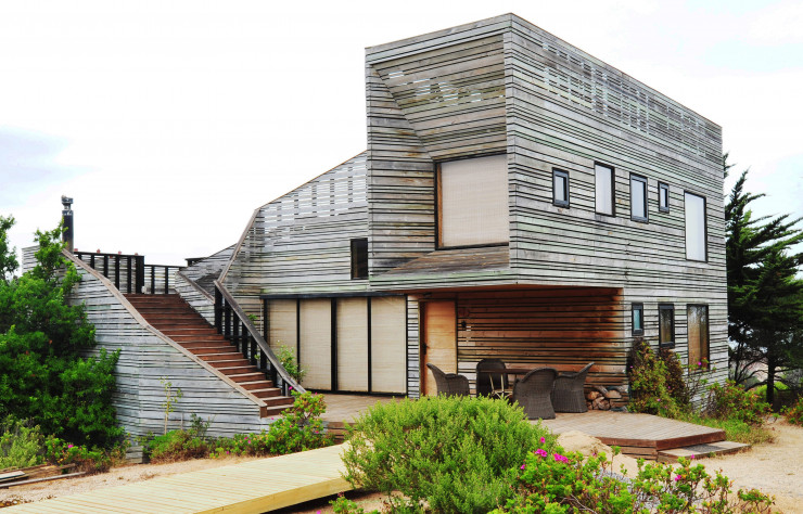La maison réalisée par l’architecte local Pedro Salas en 1990 a été entièrement repensée en 2008 par Delphine Ding et José Ulloa Davet pour en faire un lieu de villégiature en prise directe avec la nature.
