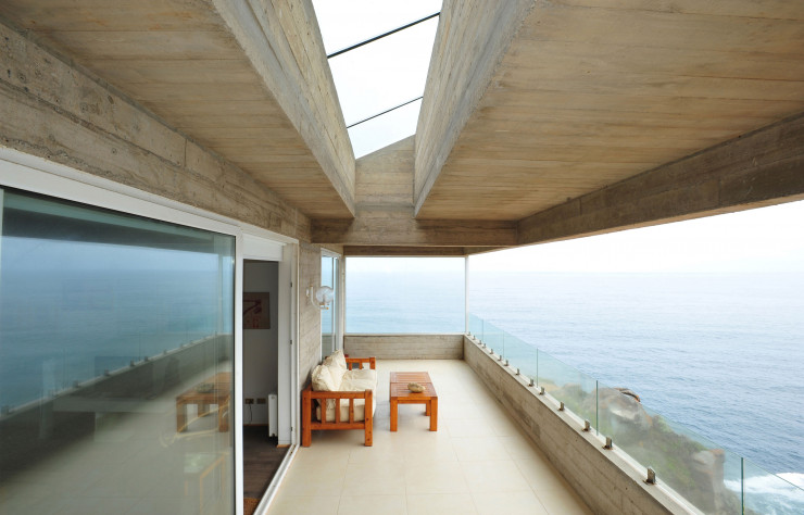Pour sa maison, l’architecte Victor Gubbins s’est inspiré de la villa Savoye du Corbusier. À l’extérieur, deux immenses balcons de part et d’autre permettent à ses occupants de profi ter de l’environnement tout en se protégeant des vents dominants.