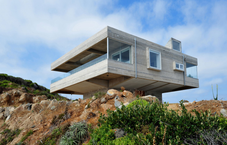 À la fois vigie, mirador et phare, la maison de Victor Gubbins semble prolonger la falaise sur laquelle elle est construite.
