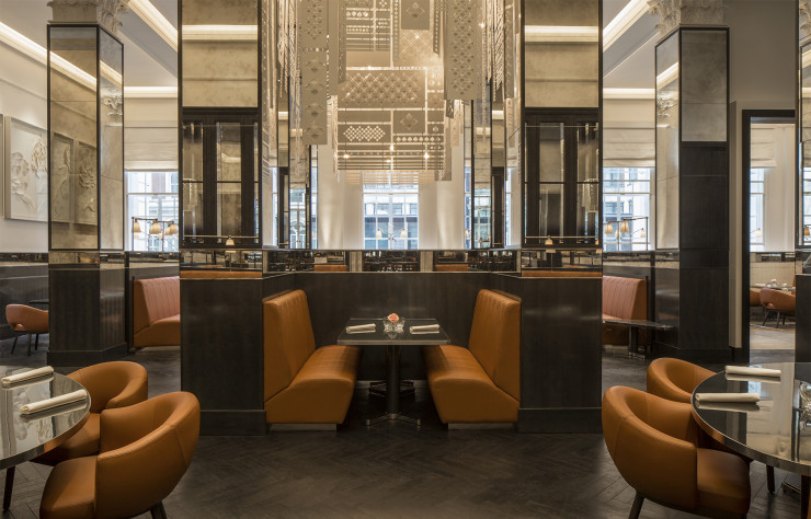 Des jeux de miroirs habillent le restaurant.