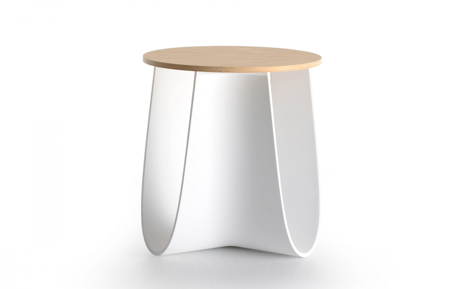 Table basse Sag en bambou signée Nendo (MDF Italia).