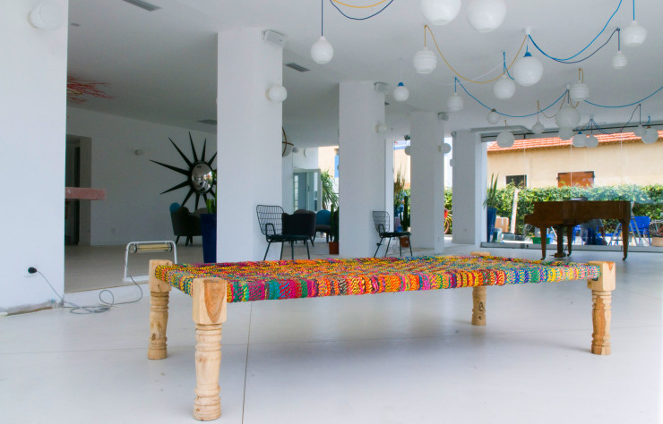 Dans le lobby, l’ambiance se fait éclectique…