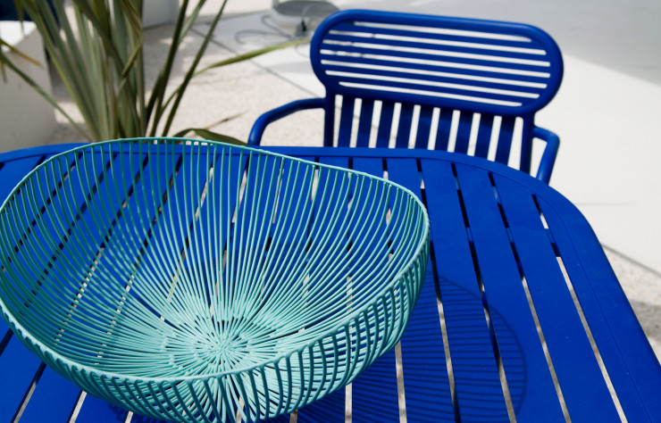 Sur la terrasse, chaise et table Week-End de Brichet-Ziegler (Petite Friture).