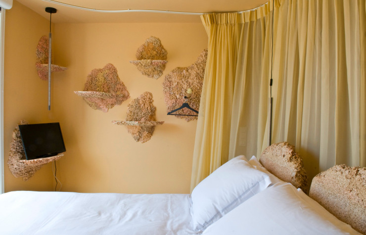 La chambre pensée par Odd Mater et ses concrétions de liège.