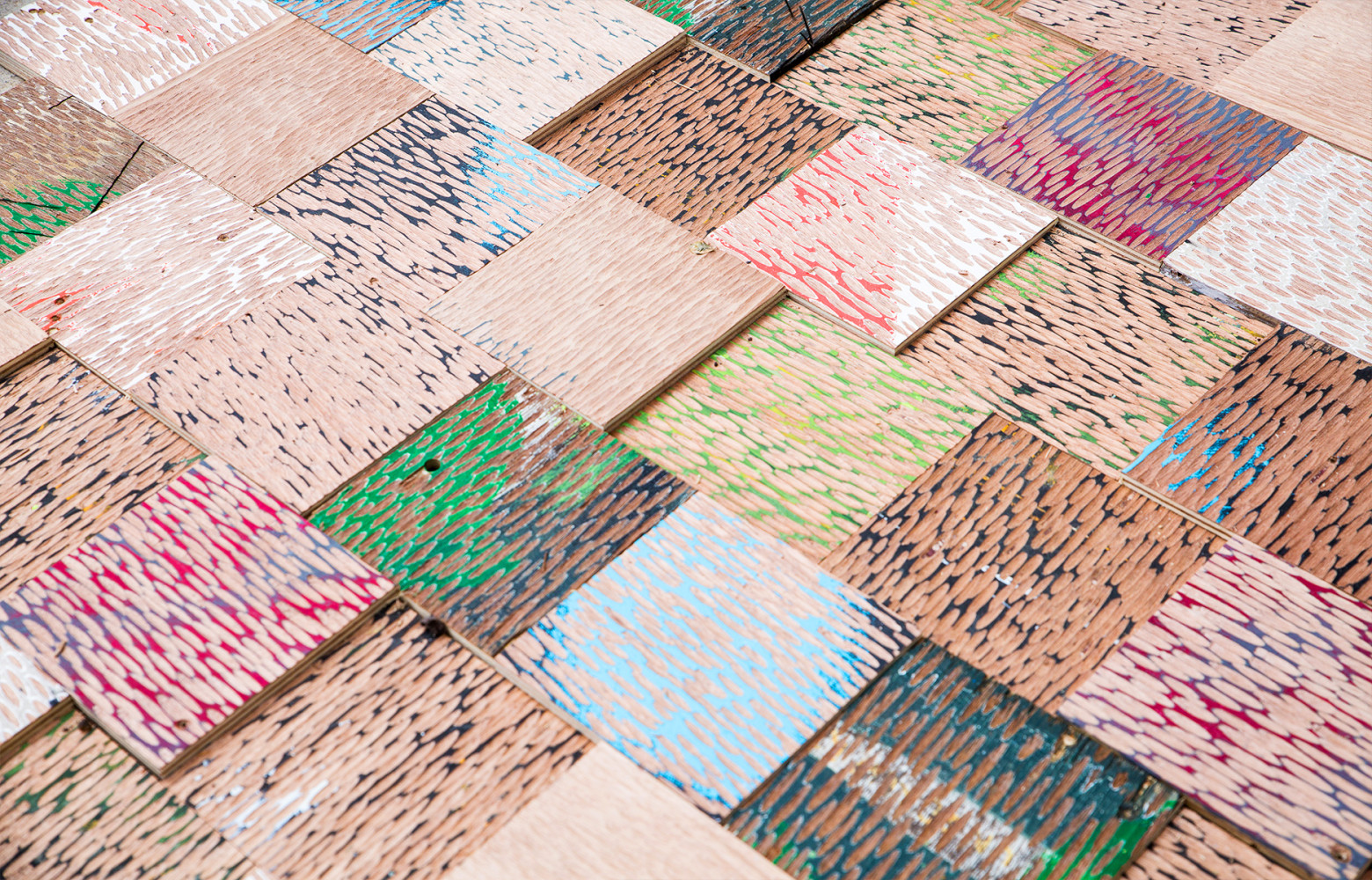 Les carreaux de bois créés, tous uniques, seront ensuite utilisés pour le revêtement, du sol ou de...