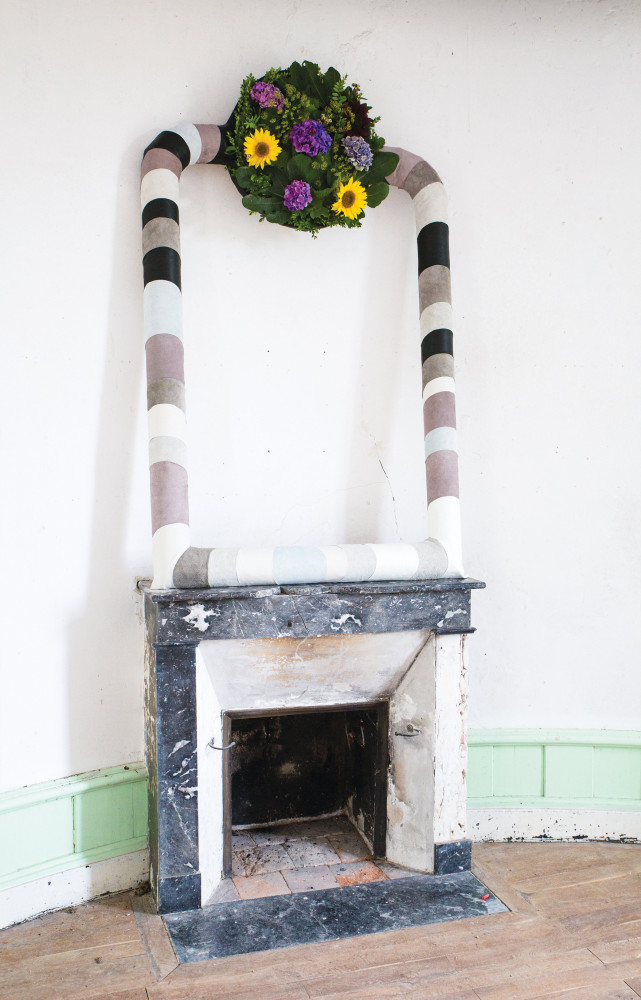 Parmi les créations, ce cadre de miroir décoré avec des fleurs de Boisbuchet.