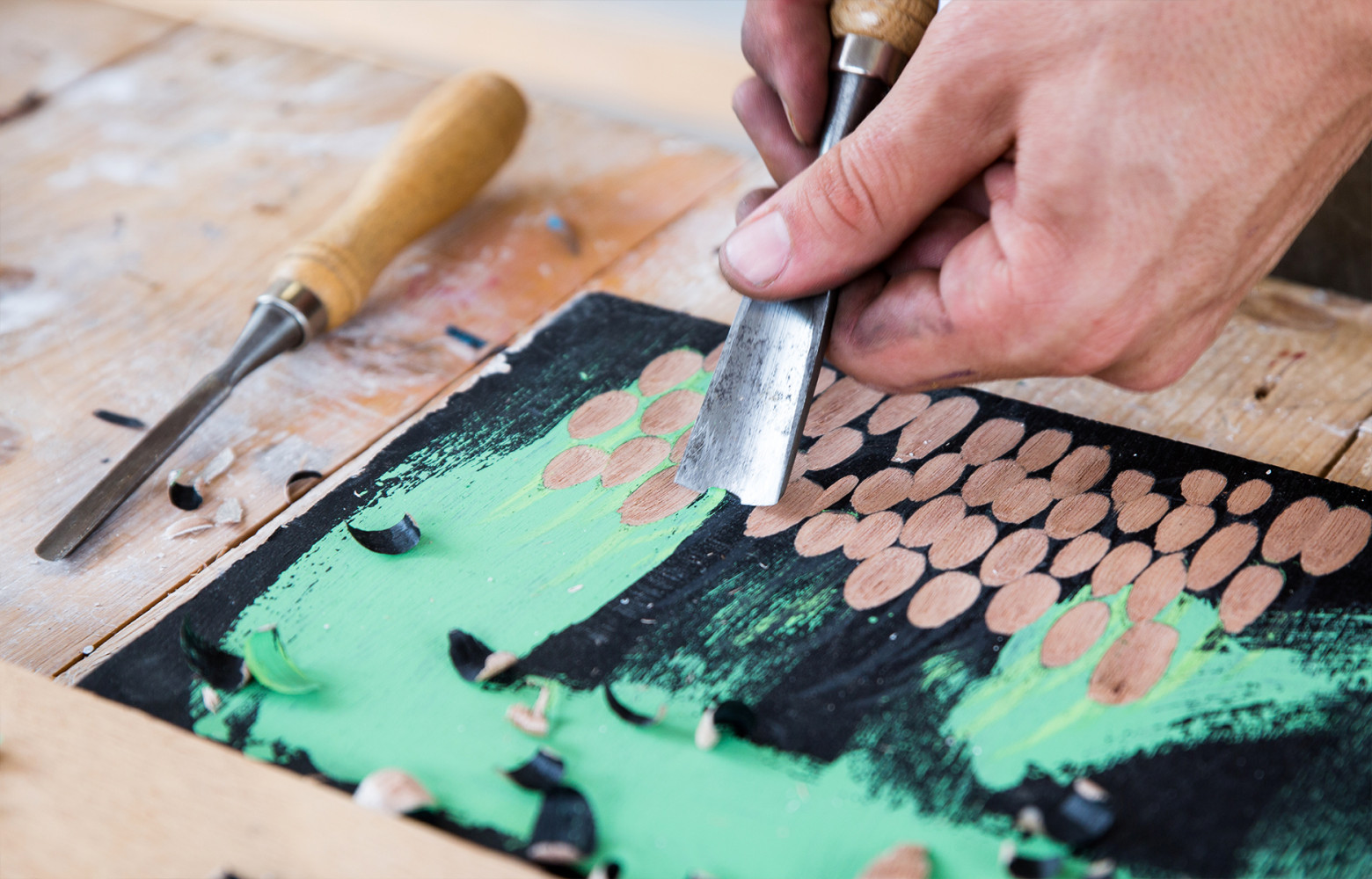 Mathias Kiss a guidé les stagiaires dans le travail du bois, gravé et peint.