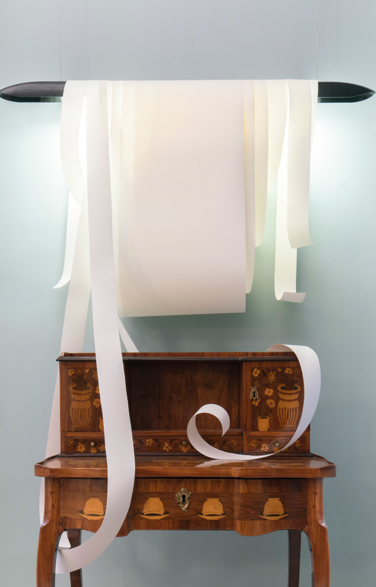 Le luminaire Angelin développé par Constance Guisset avec le chorégraphe Angelin Preljocaj (2009) s’accorde parfaitement avec ce secrétaire marqueté.