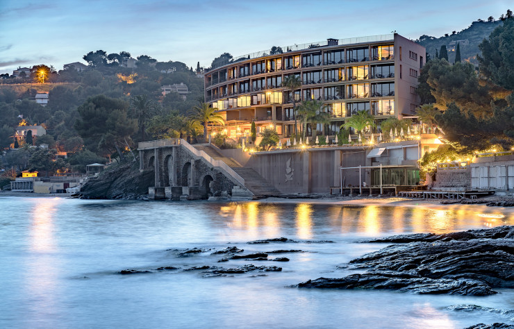 Sur la corniche des Maures, le Bailli offre une vue à 180° sur la Méditerranée avec sa structure en arc.
