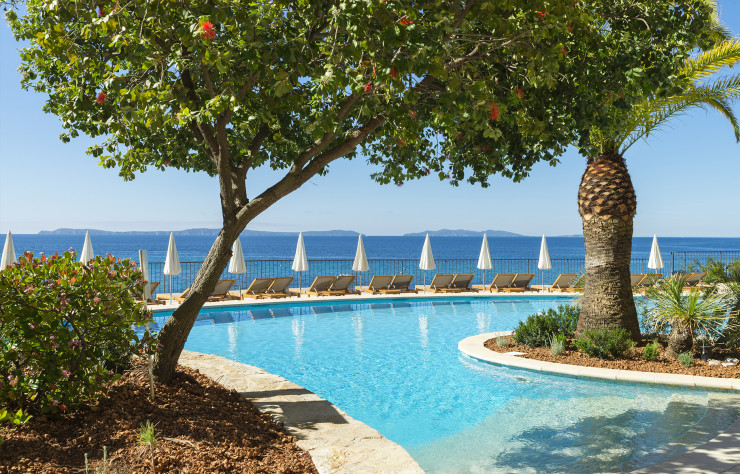 Face à la mer et aux îles d’Or, la piscine du Bailli.