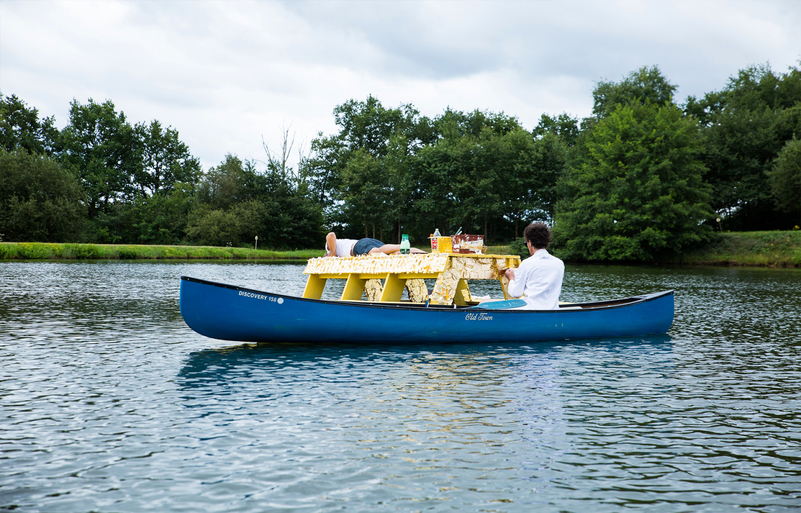 Le clou du workshop "Free the decor": le radeau en bois de Boisbuchet, surnommé "l'île", doré à...