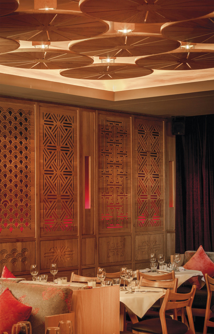 Les cloisons en bois sculpté de la salle des éventails en font un cadre élégant.