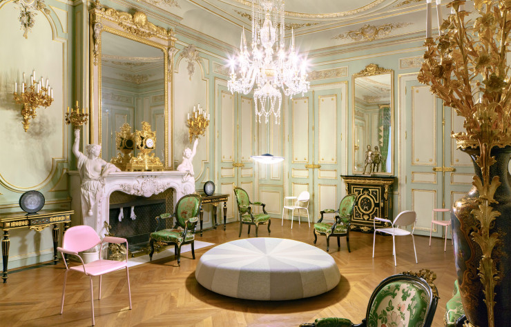 Dans le Salon vert, le dialogue est fructueux entre formes et couleurs d’hier et d’aujourd’hui.