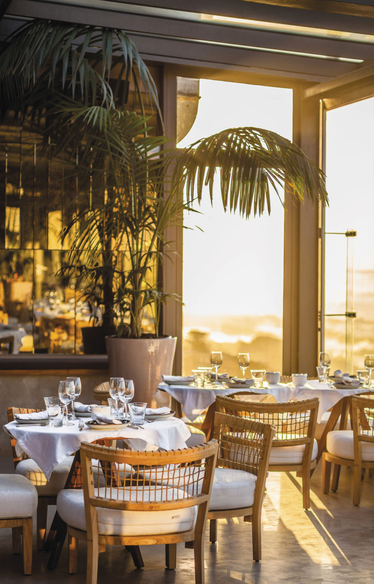 Largement ouverts sur la mer, les salles sont ceintes de grandes baies vitrées.