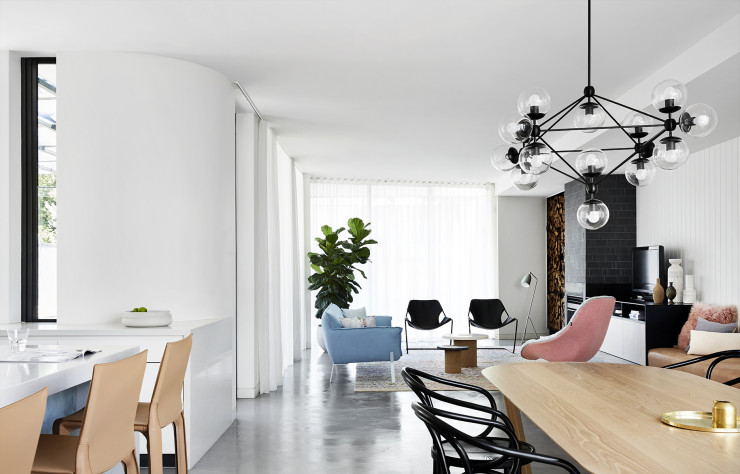 Autour de la table Atticus (Lowe furniture) : chaises Le Corbusier B9 (Thonet). Plus loin : fauteuil Bohemian (Moroso), canapé Lewis (Jardan) et suspension Modo de Roll & Hill.