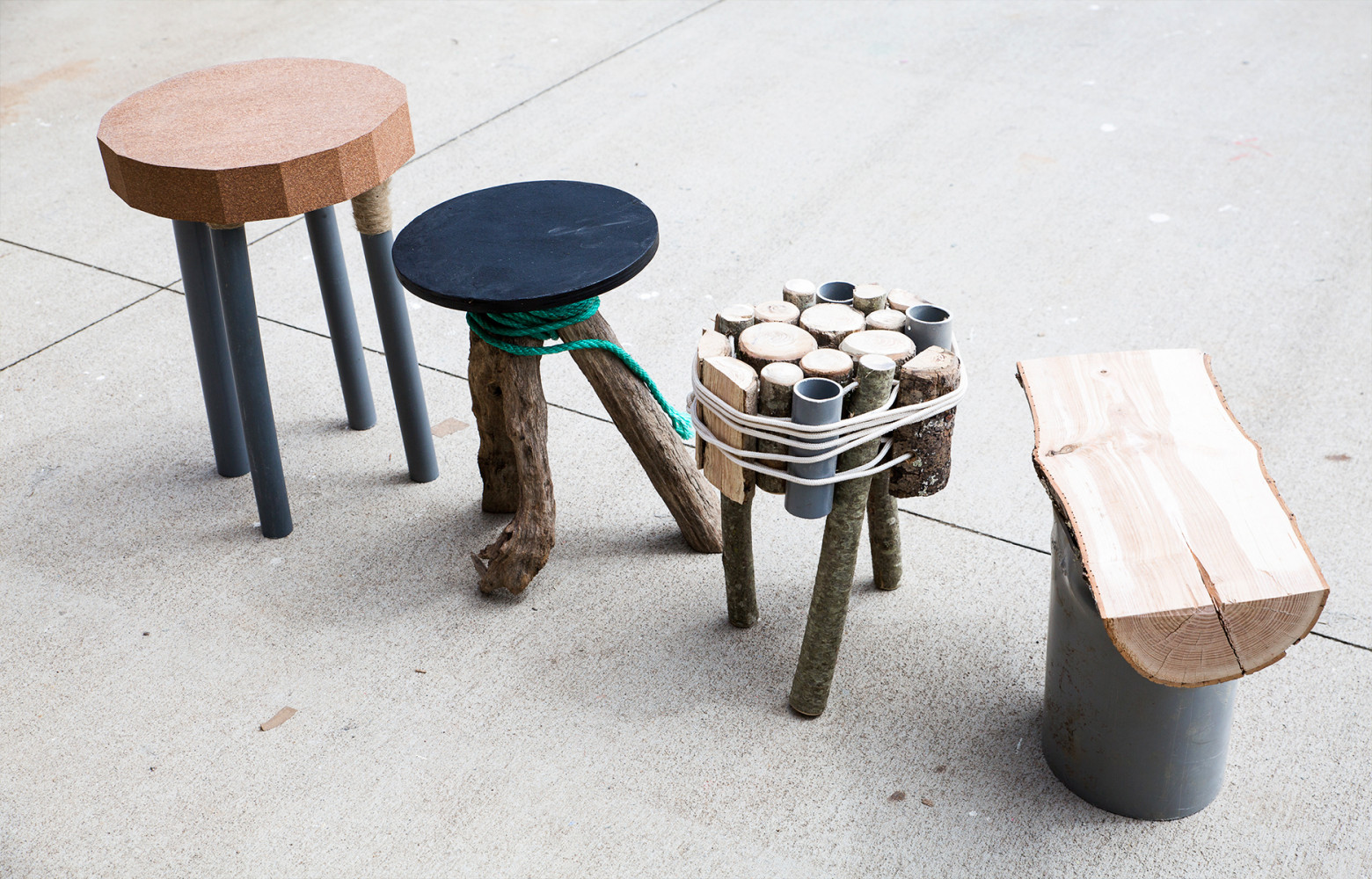 Plusieurs modèles de tabourets, conçus avec la plus grande simplicité et dans une logique artisanale.