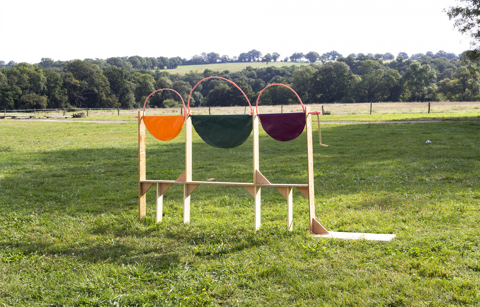 L'objet-sculpture a été laissé dans le parc de Boisbuchet en guise de souvenir. Une manivelle permet de...