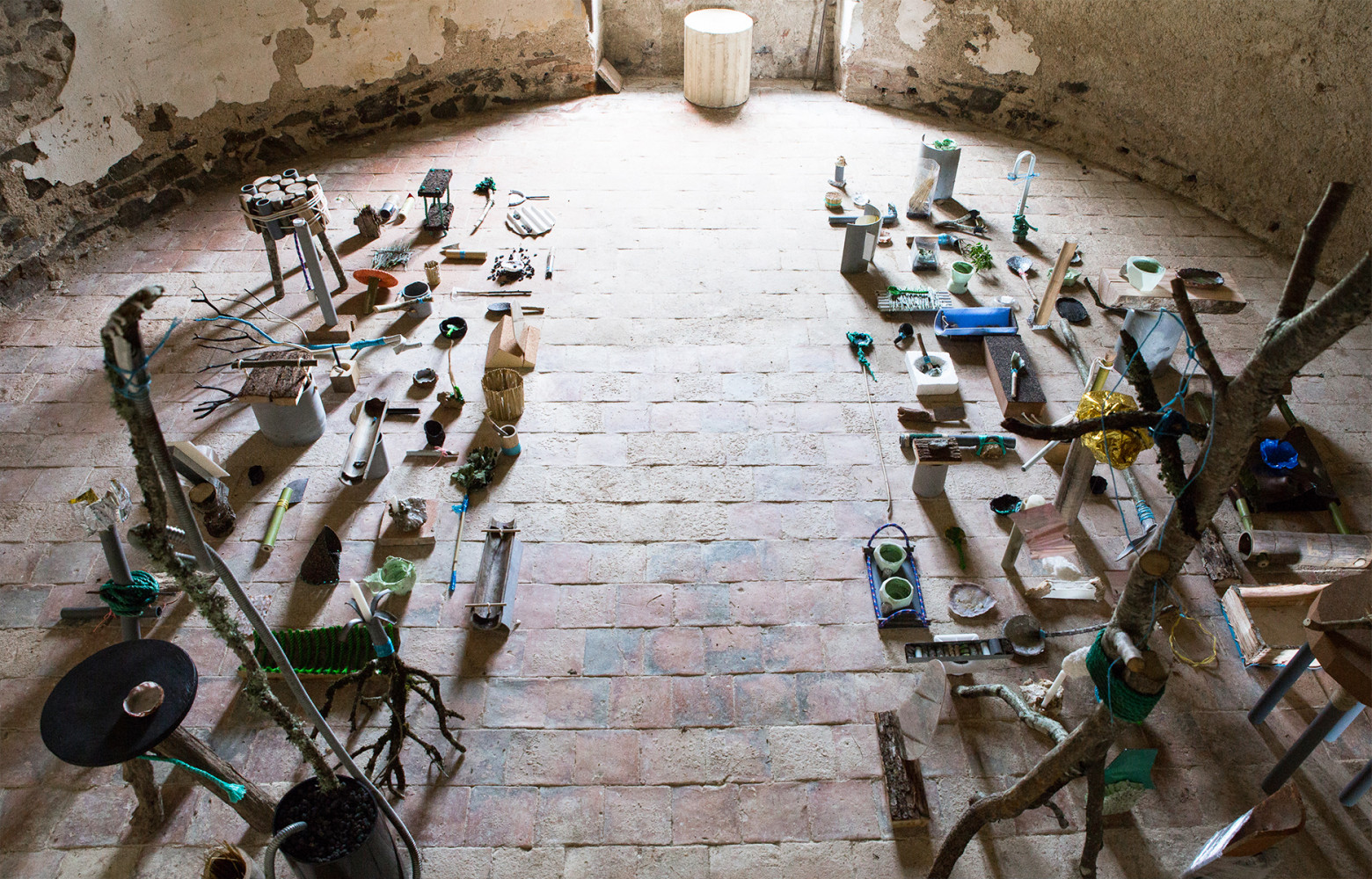 Les pièces imaginées et construites par les apprentis designers : tabourets, ustensiles, paniers... Tout ce qui serait...