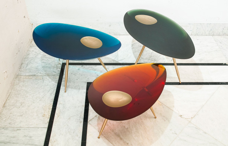 Tables Avocado aux silhouettes 50’s impeccablement réalisées en résine.