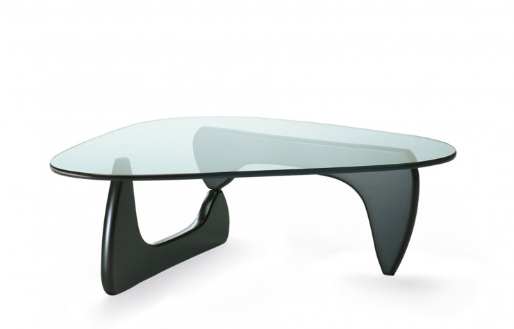 Coffee Table d’Isamu Noguchi (1944), l’un des plus grands designers américains du 20e siècle. Les copies de ce modèle ont explosées depuis sa réédition par Vitra. Pour les modèles plus récents, une marque gravée permet l’authentification. Autre détail : les fausses tables ont un plateau de verre beaucoup plus fin que l’original.