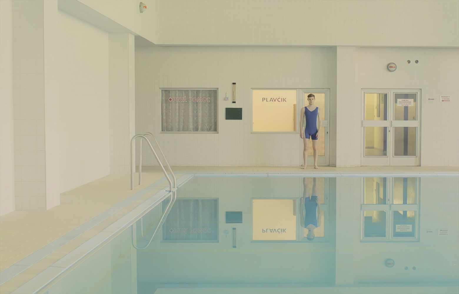 Maria Svarbova, Lifeguard. Les piscines pastels et les personnages solitaires de cette jeune photographe slovaque suscite une...