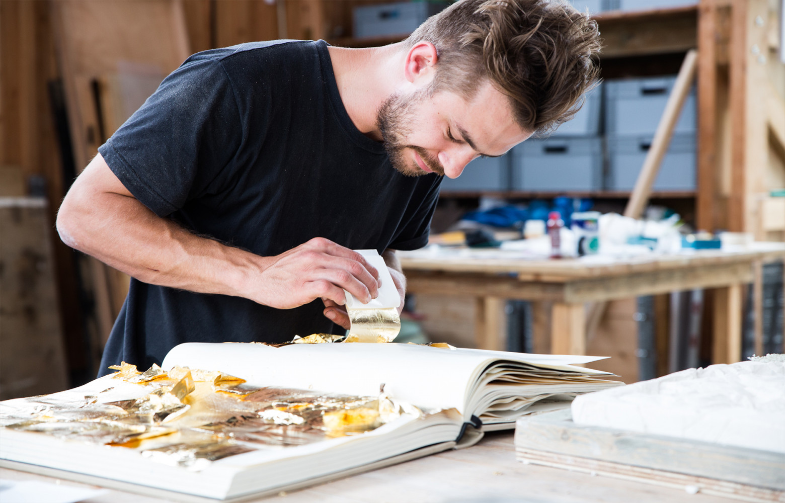 Chez Mathias Kiss, appliquer la feuille d'or est une technique incontournable qu'il a transmise aux stagiaires.