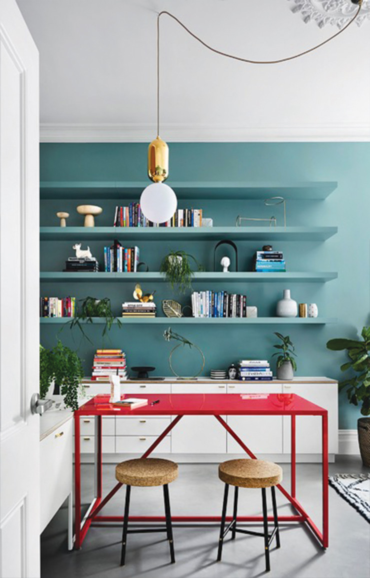 Le bureau couleur pastèque réveille le ton bleu du mur et les étagères flottantes créées sur mesure. Suspension Aballs lamp (Parachilna).