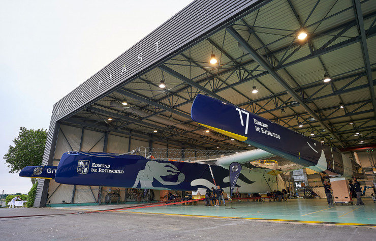 Le bateau de 32 mètres de long et 23 mètres de large est sorti du chantier naval Multiplast à Vannes après 20 mois de construction.