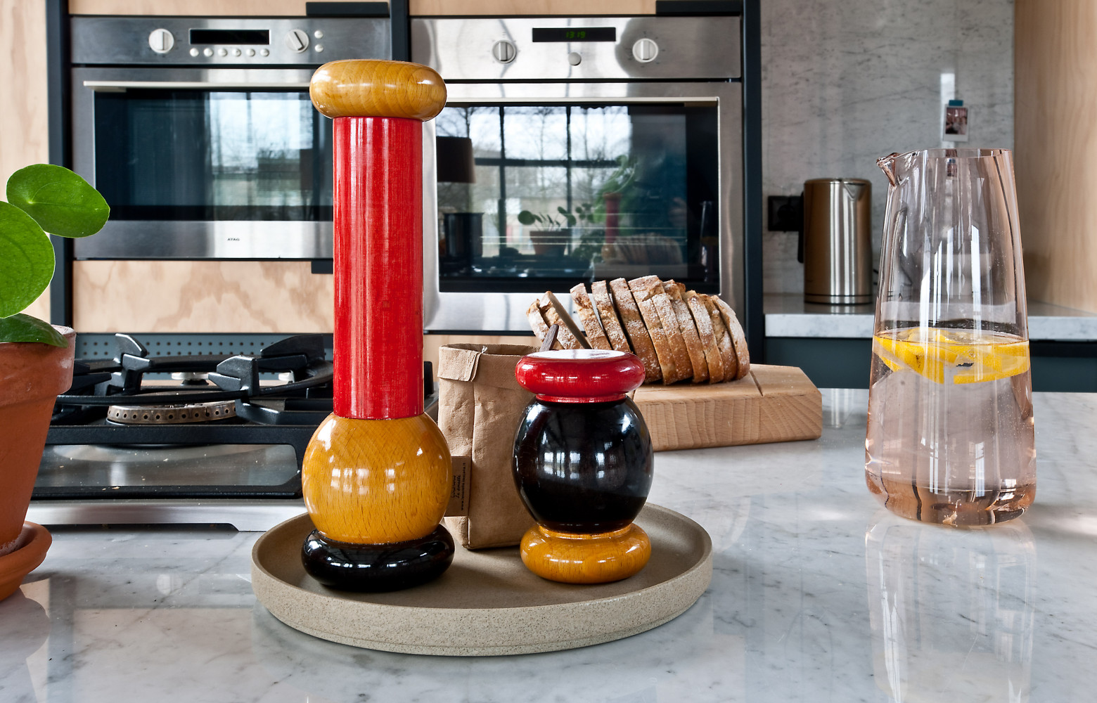 Ici, le souci de la couleur va jusqu'aux accessoires de cuisine…