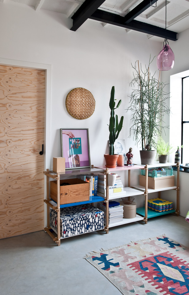 Dans leur studio comme leur appartement, les propriétaires veillent à ce que les plantes soient omniprésentes.