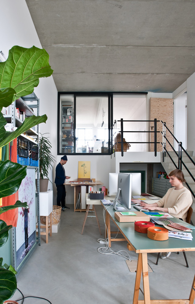 Du studio, on accède à l'appartement par un escalier à la rampe peinte en noir.
