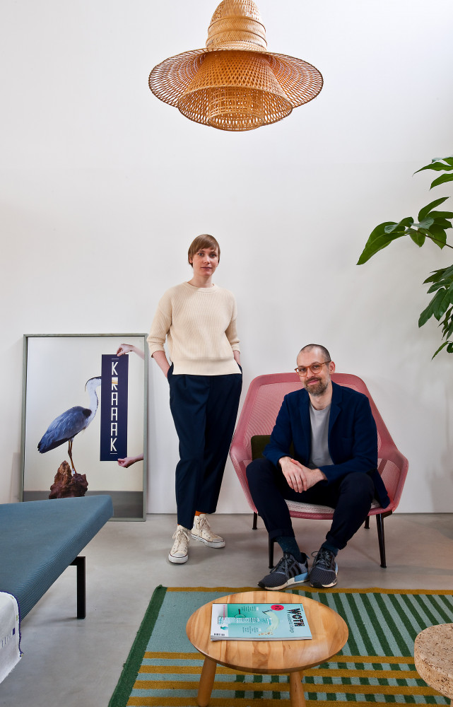 Daniera et Christoph, installé sur une Slow Chair des Bouroullec (Vitra).