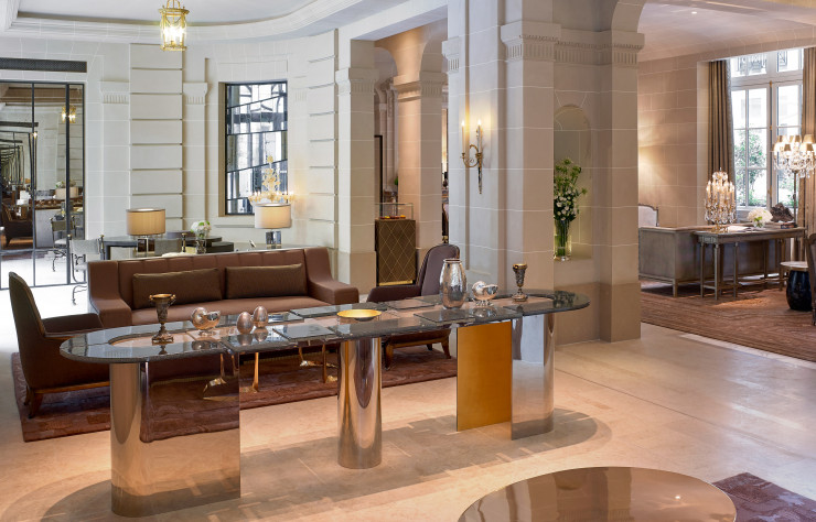 Tristan Auer s’est chargé de la rénovation du rez-de-chaussée de l’Hôtel de Crillon, dont la conciergerie et le salon cireur, aux côtés de trois autres décorateurs, sous la direction artistique de l’architecte Aline Asmar d’Amman.