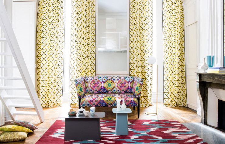 Sur le canapé, textile Maoming.