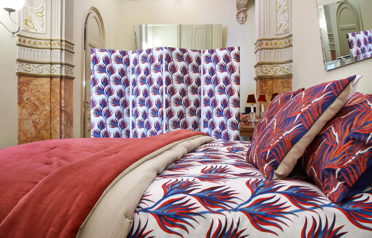 Sur un paravent, une housse de couette ou brodé sur un coussin, le motif de la gamme Kilys est omniprésent.