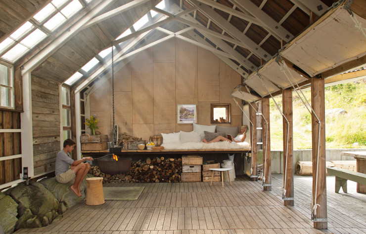 Ancrée sur et dans la roche, la cabane convoque celle-ci comme élément de décor intérieur. Si la charpente en bois est neuve et généralement peinte en blanc, tout le vieux bois recyclé de l’ancienne construction a conservé sa couleur naturelle pour marquer son histoire.