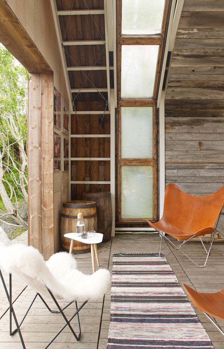 Une Sheepskin « Butterfly Chair-Iceland Mariposa » et deux « Leather Butterfly Chair-Pampa Mariposa » de Lars Kjerstadius (Cuero Design).