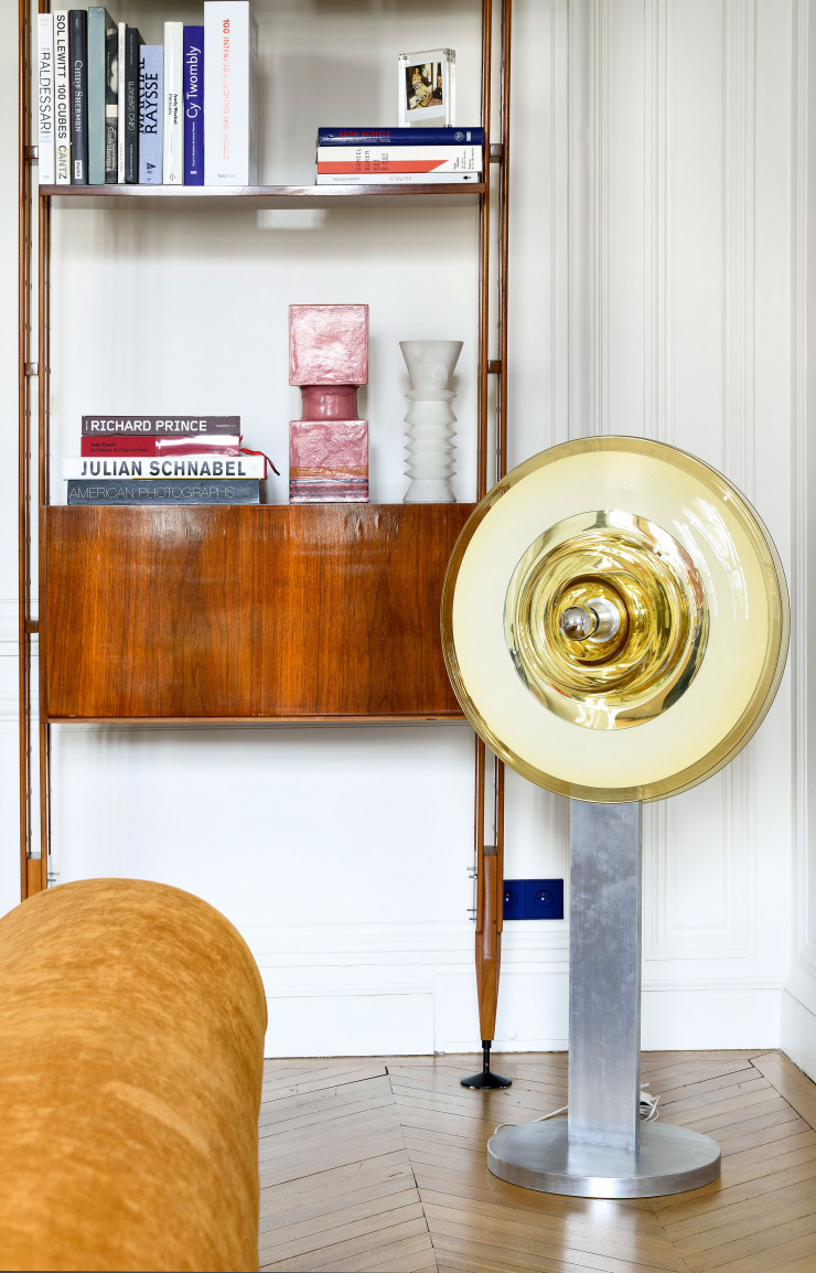 Lampe de Pierre Cardin et bibliothèque LB 7 de Franco Albini (Poggi). Vases de Bruno Gambone (à droite), d’Angelo Mangiarotti (à gauche).Photos Germain Suignard pour IDEAT