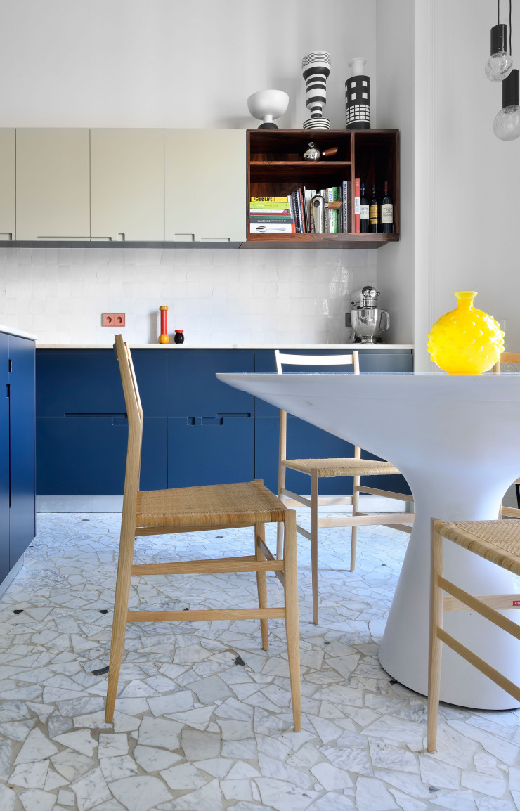 Dans sa cuisine réalisée sur mesure, Sandra Benhamou a, entre autres, conçu le sol, un « opus incertum » (un assemblage irrégulier) à base de chutes de marbre de Carrare et de marbre noir. Céramiques d’Ettore Sottsass. Suspension de Gino Sarfatti et table Blanco de Jacopo Zibardi (Zanotta). Chaises Superleggera de Gio Ponti (Cassina).